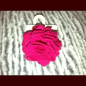 🆕 Gymboree Girl’s adorable Red flower hair tie.